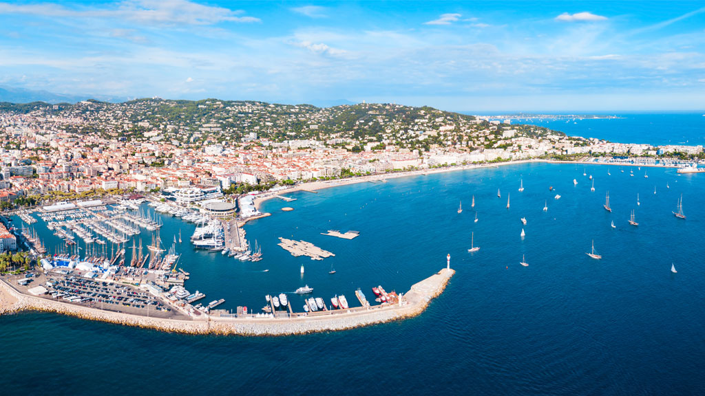 Vue panoramique sur le Vieux Port de Cannes depuis le quartier du Suquet